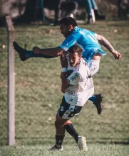 Ríspido. Fomentado por un arbitraje poco garante, el duelo entre Ferro Carril e Hindú se contaminó de brusquedades. Foto: Liga Salteña de Fútbol / F2 Deportes.