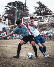 Moreira y Bassadone forcejean. Sus clubes dejaron puntos pero el partido que desplegaron ambos equipos fue destacable. Foto: Álvaro Jorge. 