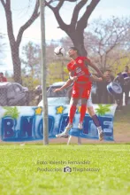 Anticipando: Javier Gómez impone su posición así como su equipo se impuso ante Hindú. Foto: Valentín Fernández. 