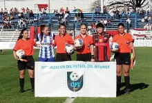 Lorena Machiavello, Luciana Pereira, Belén Robaina y Gimena Rodríguez junto a las capitanas de la final de Copa de Clubes de OFI.