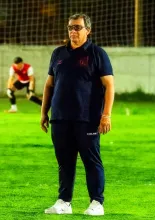 Alejandro Irigoyen, DT de la “U”, club que busca seguir haciendo historia. 