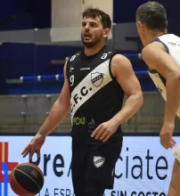 Emiliano Giano comanda al equipo que nuevamente es puntero del Salteño.