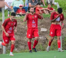 Gabriel De Souza festeja el gol tempranero, que resultaría definitivo. Foto: Valentín Fernández.