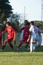 Suprimido. Barrientos no pudo lucir su juego y Nacional se llevó el triunfo. Foto: Valentín Fernández.