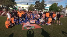 La selección de 11 años junto a padres, dirección técnica y otros acompañantes. Foto: redes de LSBF.