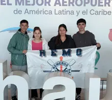 Los chicos salteños con la bandera de Remeros en el momento de la partida.