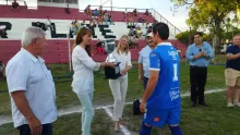 Carlos Regueira recibiendo de manos de  las hijas de Enrique Tourn el trofeo de campeón del Acumulado.