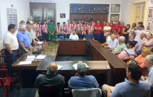 Reconocimiento a los gurises sub 14 masculina y femenina ayer en la Liga Salteña de Fútbol.