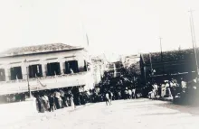 Estación del Ferrocarril Noroeste del Uruguay. Recibimiento popular, esperando la llegada del Presidente del Uruguay.