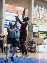 Adrián Espinosa y Diego Dias en la pelea dura que tuvieron en el primer partido en el Galbarini. El resultado fue para la visita, que está ganando la serie 1-0.