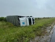 El camión Mercedes Benz que volcó en ruta 3 a la altura del kilómetro 523