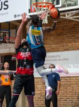 Justine Pierce llegando al aro en las finales.