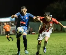 Adrián Rivero en la marca en el triunfo ante Tacuarembó. El volante se afirmó en el equipo titular. Foto: Valentín Fernández.