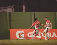 Alvez Da Silva anotó un golazo para abrir el partido que puso a Salto en semifinales. 
