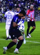 Una de las figuras de la ida, Nicolás Sánchez, tapando un penal más para un equipo salteño, en clubes y en anteriores selecciones salteñas. Artífice de mantener el arco de Salto en cero.