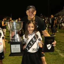 El entrenador con su hija y los trofeos ganadas en el Salteño 2025.
