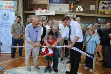 Un niño, la ministra y dirigentes de Salto Uruguay en la inauguración de obras.