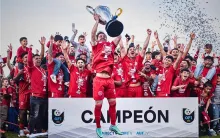 Valentín Fornaroli levantando la Copa de Clubes del año pasado, la segunda que fue para las vitrinas de calle Brasil.