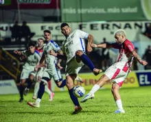Nicolás Arbiza intentando un remate. Salto lo perdió en el final.