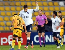 Sebastián Coates, el mejor de Nacional, celebra su gol. 'AFP'