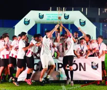 Felicidad total de los gurises salteños tras conquistar la Copa Sub 18 la semana pasada en Mercedes. Foto: Valentín Fernández