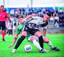 Javier Quintero cubriendo la posesión de la pelota de la marca de Matías Batista en un friccionado trámite. Fotos: Valentín Fernández