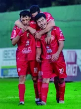 Gastón Barrientos y Matías Morales se acercan a celebrar el tercer gol con Sebastián Díaz. Foto: 'Valentín Fernández'.