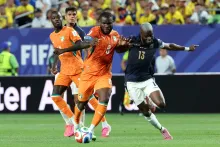 Kessié y Valencia no escatiman en esfuerzo por llegar a la pelota.