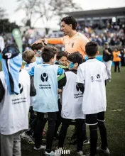 Josema Giménez con los niños de Pando.