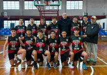 Los chicos del Atléetico Juventus en cancha de Pelotaris.