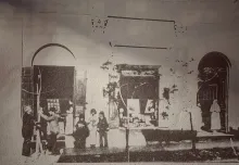 Fachada de la «Fotografía Americana», conocida como «Foto Clavé». Foto de 1900. (Fotografía aparecida en el libro «Salto de Ayer - Crónicas y documentos» del Consejo de Educación Primaria de Salto).