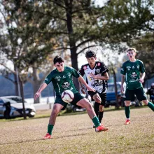 Incidencia de uno de los partidos del CUJ, en este caso entre Arsenal y Saladero en categoría sub 18. Foto: Valentín Fernández.