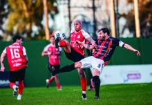Santiago Pintos disputando una pelota; fue el mejor del equipo ayer y fue clave en la campaña ceibaleña. Fotos: Valentín Fernández
