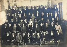 Fotografía publicada en el diario El País. Alumnos de la Escuela Filantrópica Hiram en 1897.