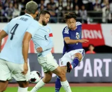Bentancur, de los mejores de Uruguay, aparece intentando bloquear un remate