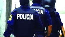 Detienen a un joven que llevaba una mesa sustraída de institución pública