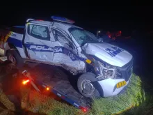 Así quedó la camioneta policial tras el  violento impacto.