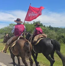 La gesta solidaria a caballo que une al  país a beneficio de Teletón llega a Salto
