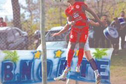 El Rojo gana y se acerca con un partido menos