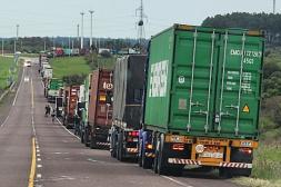 Congestionamiento de camiones en  los accesos a Salto Grande tras corte  vehicular de Gendarmería Argentina