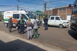 Una motociclista debió ser rescatada por Bomberos tras quedar debajo de un auto