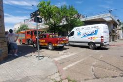 Un hombre murió electrocutado cuando realizaba limpieza en el techo de una casa en Varela al 300
