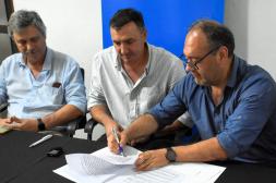 Firma de convenio tripartito entre OSE, Gobierno de Salto y barrio Los Portales