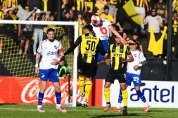 Clásico en tablas por errores de ambos grandes:  un tiempo para cada uno en la final del Campeonato Uruguayo