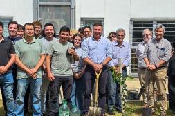 Albisu participó en plantación de un arazá en marco del 269º aniversario fundacional de Salto