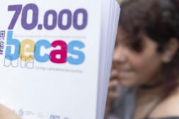 Gobierno aumentará a  25 000 pesos becas en  educación media superior