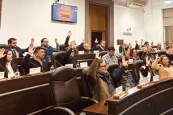 Junta: financiamiento logró  los votos para su aprobación  en una tensa sesión