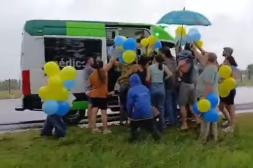 Salvador, el niño del incendio, recibió  emotiva bienvenida en retorno a casa 