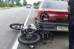 Motociclista embistió un automóvil  que aminoró la marcha para doblar