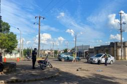 Dos adolescentes con lesiones tras  impactar su moto contra un auto